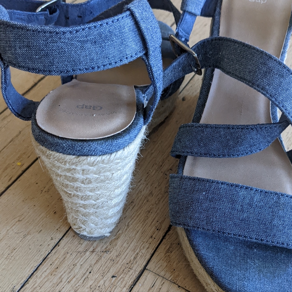 Gap strappy wedge sandal size 8 in demin